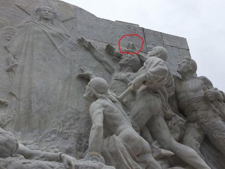 La statua a Giuseppe Mazzini sopra al Circo Massimo. Un monumento ad un padre della patria completamente vandalizzato. Perché?