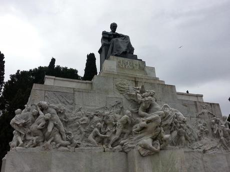 La statua a Giuseppe Mazzini sopra al Circo Massimo. Un monumento ad un padre della patria completamente vandalizzato. Perché?