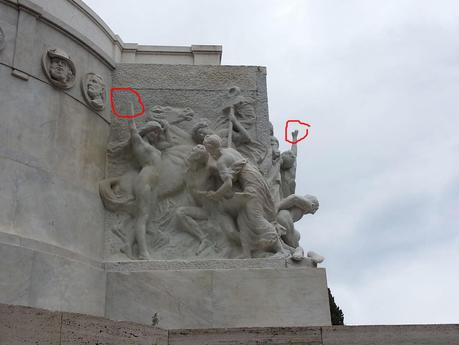 La statua a Giuseppe Mazzini sopra al Circo Massimo. Un monumento ad un padre della patria completamente vandalizzato. Perché?