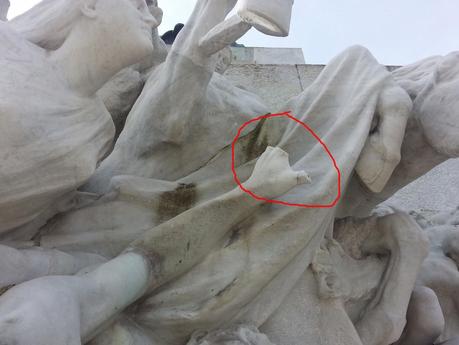 La statua a Giuseppe Mazzini sopra al Circo Massimo. Un monumento ad un padre della patria completamente vandalizzato. Perché?