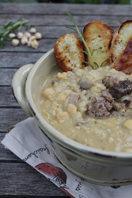 Zuppa di ceci con salsiccia e funghi