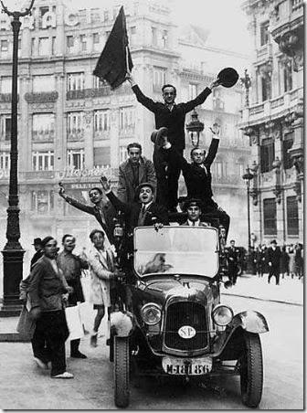 Un-grupo-de-hombres-celebra-la-proclamación-de-la-segunda-república