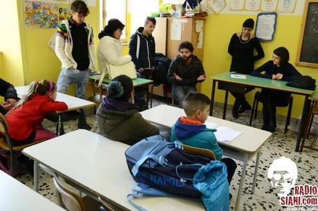 radio siani parla agli studenti di una scuola media