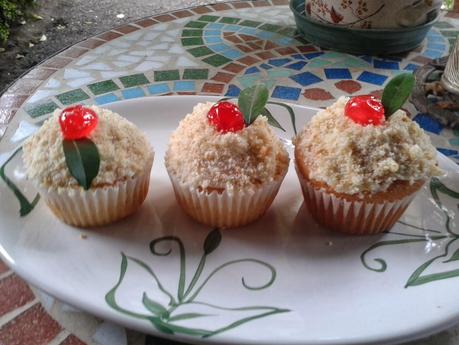 Muffin allo yogurt con crema al cocco.