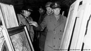 Il generale americano Eisenhower ispeziona un deposito di opere d'arte ritorivate