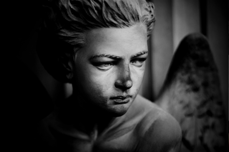 Un altro angelo, un altro volto di marmo che vive in silenzio. La tomba è quella di Bernardo Figari, scultore Giacomo Moreno.