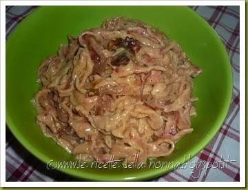 Tagliatelle con rapa rossa al sugo di cipolle caramellate e noci (24)