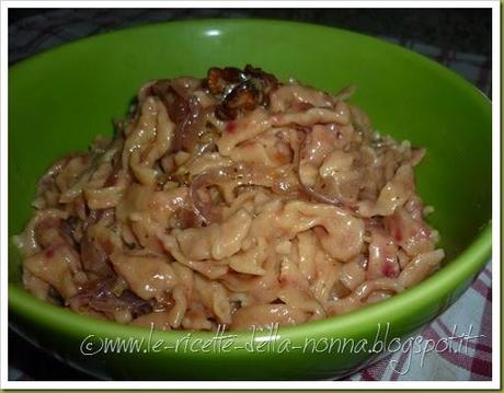 Tagliatelle con rapa rossa al sugo di cipolle caramellate e noci (25)