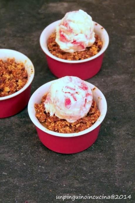 Crumble di mele caldo con gelato alla vaniglia