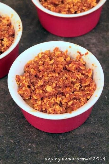 Crumble di mele caldo con gelato alla vaniglia