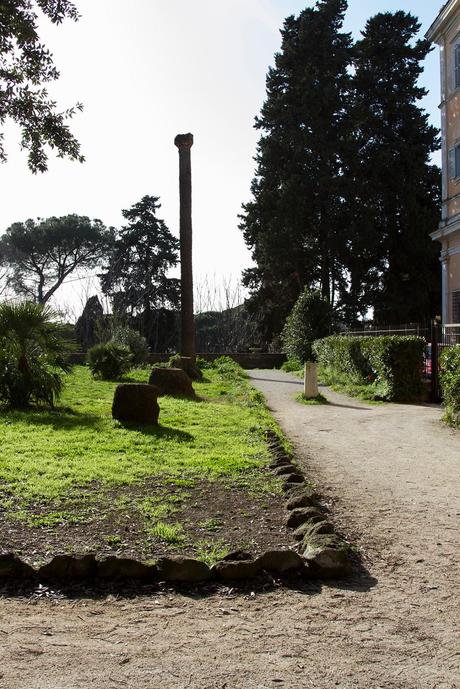 Tutto il triste di Villa Celimontana. Per chi non ci passa da tanto tempo, ecco le immagini di una villa ridotta nello sciattume e nella trasandatezza