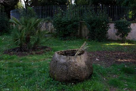 Tutto il triste di Villa Celimontana. Per chi non ci passa da tanto tempo, ecco le immagini di una villa ridotta nello sciattume e nella trasandatezza