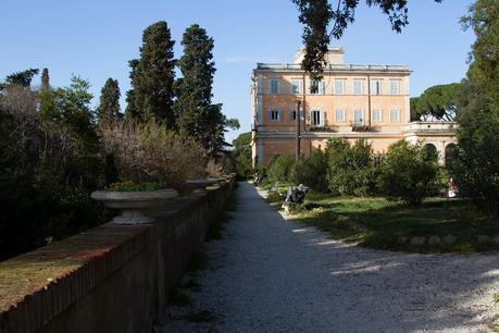 Tutto il triste di Villa Celimontana. Per chi non ci passa da tanto tempo, ecco le immagini di una villa ridotta nello sciattume e nella trasandatezza