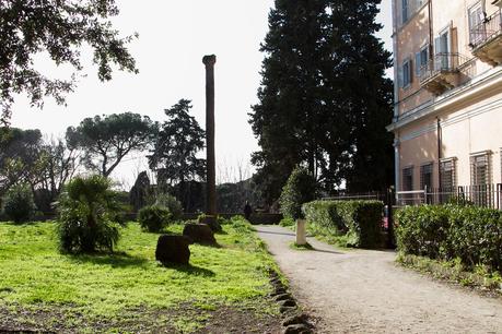 Tutto il triste di Villa Celimontana. Per chi non ci passa da tanto tempo, ecco le immagini di una villa ridotta nello sciattume e nella trasandatezza