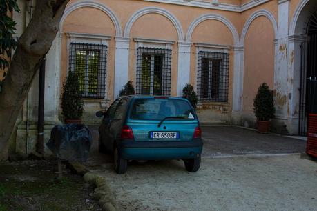 Tutto il triste di Villa Celimontana. Per chi non ci passa da tanto tempo, ecco le immagini di una villa ridotta nello sciattume e nella trasandatezza