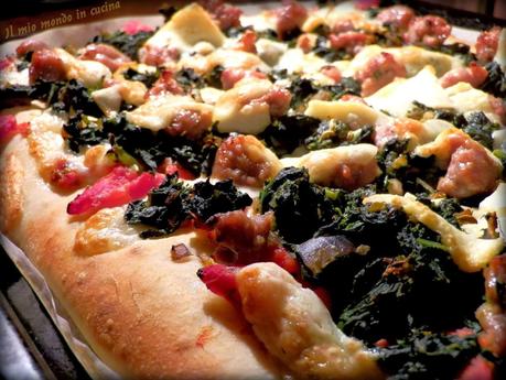 PIZZA con CAVOLO NERO, SALAMELLA e PECORINO