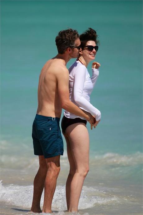 Relax e divertimento per Anne Hathaway in vacanza a Miami