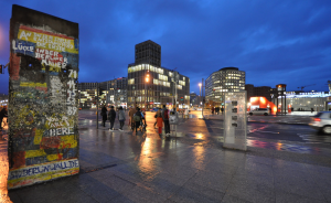 Un pezzo del Muro di Berlino in Potsdamer Platz, in uno scatto del 2009