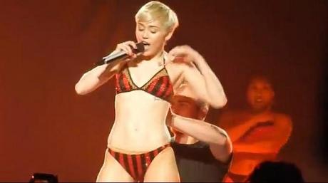 Miley Cyrus in lingerie sul palco di Milwauke