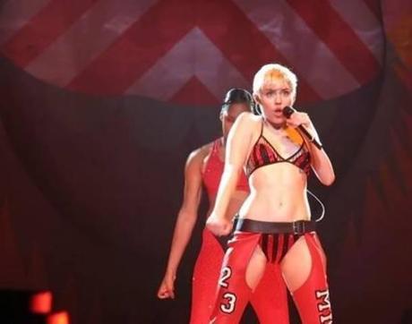 Miley Cyrus in lingerie sul palco di Milwauke