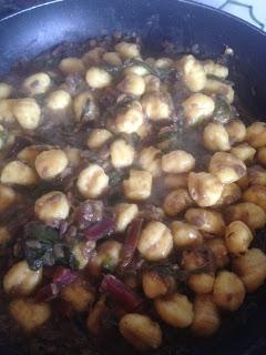 Gnocchi con lenticchie e foglie di rapa rossa