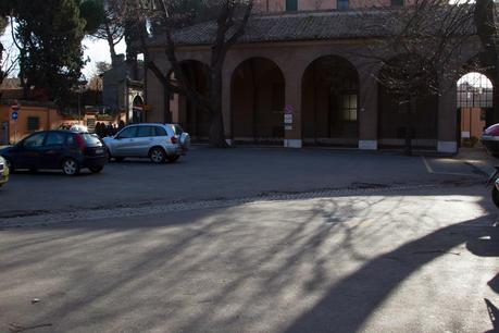 Tutto il triste del Giardino degli Aranci. Per chi non ci passa da tanto tempo, ecco le immagini di una villa ridotta nello sciattume e nella trasandatezza