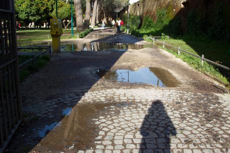 Tutto il triste del Giardino degli Aranci. Per chi non ci passa da tanto tempo, ecco le immagini di una villa ridotta nello sciattume e nella trasandatezza