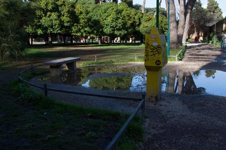 Tutto il triste del Giardino degli Aranci. Per chi non ci passa da tanto tempo, ecco le immagini di una villa ridotta nello sciattume e nella trasandatezza
