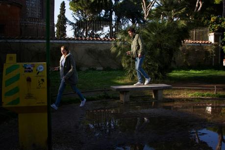 Tutto il triste del Giardino degli Aranci. Per chi non ci passa da tanto tempo, ecco le immagini di una villa ridotta nello sciattume e nella trasandatezza