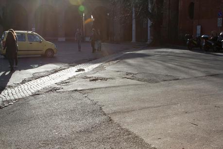 Tutto il triste del Giardino degli Aranci. Per chi non ci passa da tanto tempo, ecco le immagini di una villa ridotta nello sciattume e nella trasandatezza