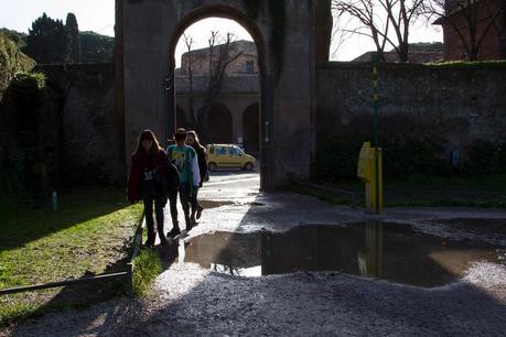 Tutto il triste del Giardino degli Aranci. Per chi non ci passa da tanto tempo, ecco le immagini di una villa ridotta nello sciattume e nella trasandatezza