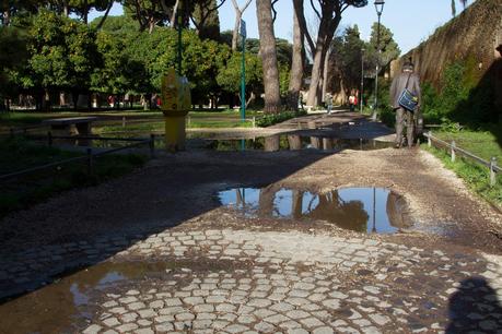 Tutto il triste del Giardino degli Aranci. Per chi non ci passa da tanto tempo, ecco le immagini di una villa ridotta nello sciattume e nella trasandatezza