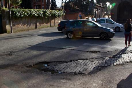 Tutto il triste del Giardino degli Aranci. Per chi non ci passa da tanto tempo, ecco le immagini di una villa ridotta nello sciattume e nella trasandatezza