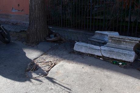 Tutto il triste del Giardino degli Aranci. Per chi non ci passa da tanto tempo, ecco le immagini di una villa ridotta nello sciattume e nella trasandatezza