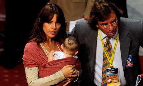 All'insediamento di Michelle Bachelet, Camila Vallejo arriva con la sua neonata