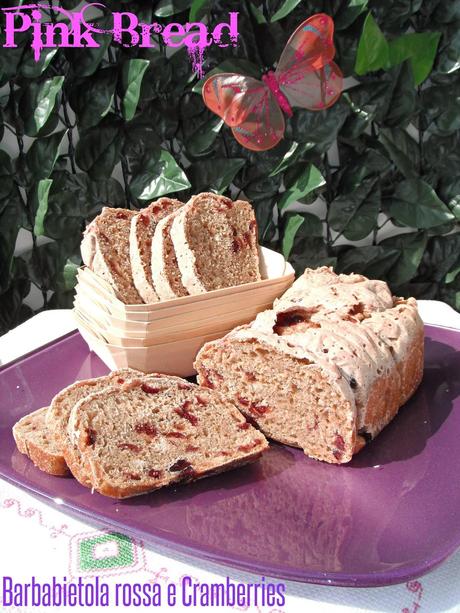 Pane da colazione in rosa alla barbabietola e cranberries