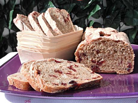 Pane da colazione in rosa alla barbabietola e cranberries