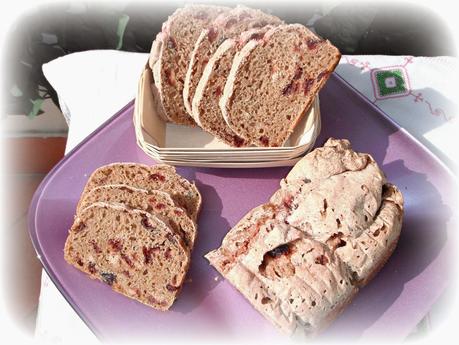 Pane da colazione in rosa alla barbabietola e cranberries