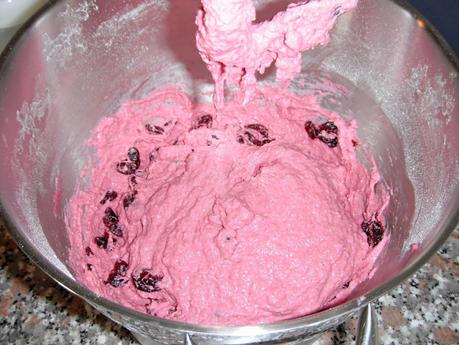 Pane da colazione in rosa alla barbabietola e cranberries