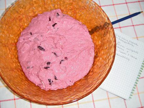 Pane da colazione in rosa alla barbabietola e cranberries