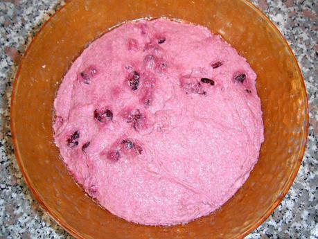 Pane da colazione in rosa alla barbabietola e cranberries