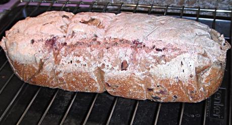 Pane da colazione in rosa alla barbabietola e cranberries