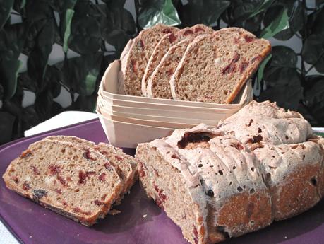 Pane da colazione in rosa alla barbabietola e cranberries