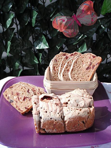 Pane da colazione in rosa alla barbabietola e cranberries