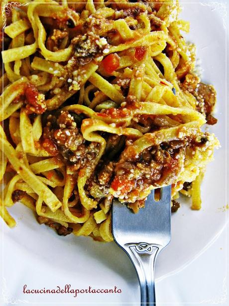 Tagliolini caserecci con ragù alla salsiccia e castagne