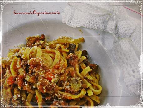 Tagliolini caserecci con ragù alla salsiccia e castagne