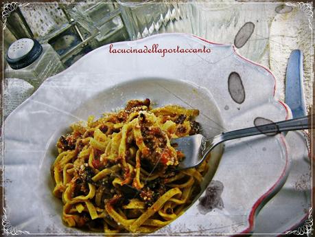 Tagliolini caserecci con ragù alla salsiccia e castagne