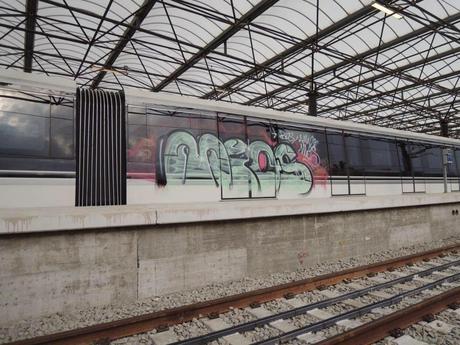 Non ci sono sicurezze sull'apertura della Linea C della metro. L'unica sicurezza è che la nuovissima infrastruttura è già tutta devastata di graffiti