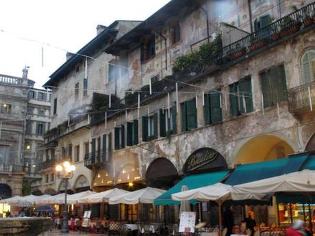 piazza delle erbe_verona_viaggiandovaldi