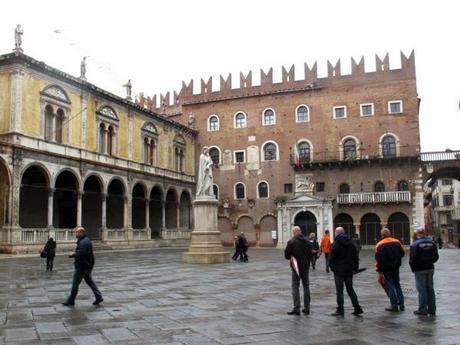 piazza dei signori_verona_viaggiandovaldi